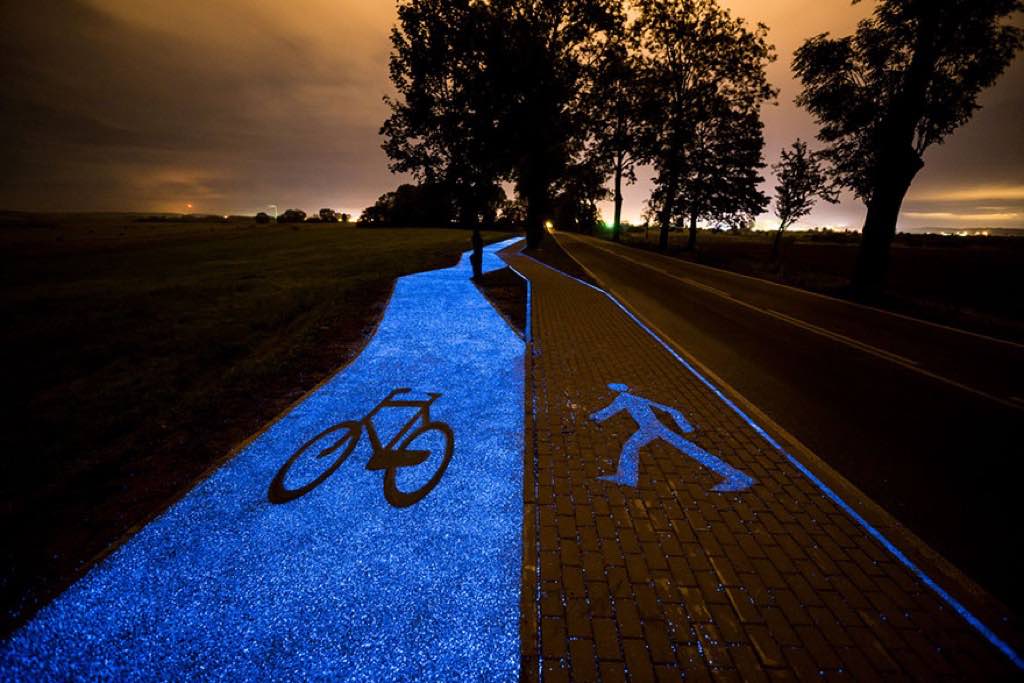 glowing-blue-bike-lane-tpa-instytut-badan-technicznych-poland-6