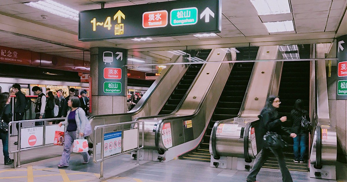捷運電扶梯靠右站並非因為台北太「天龍」，這只是為人著想的善意之舉罷了