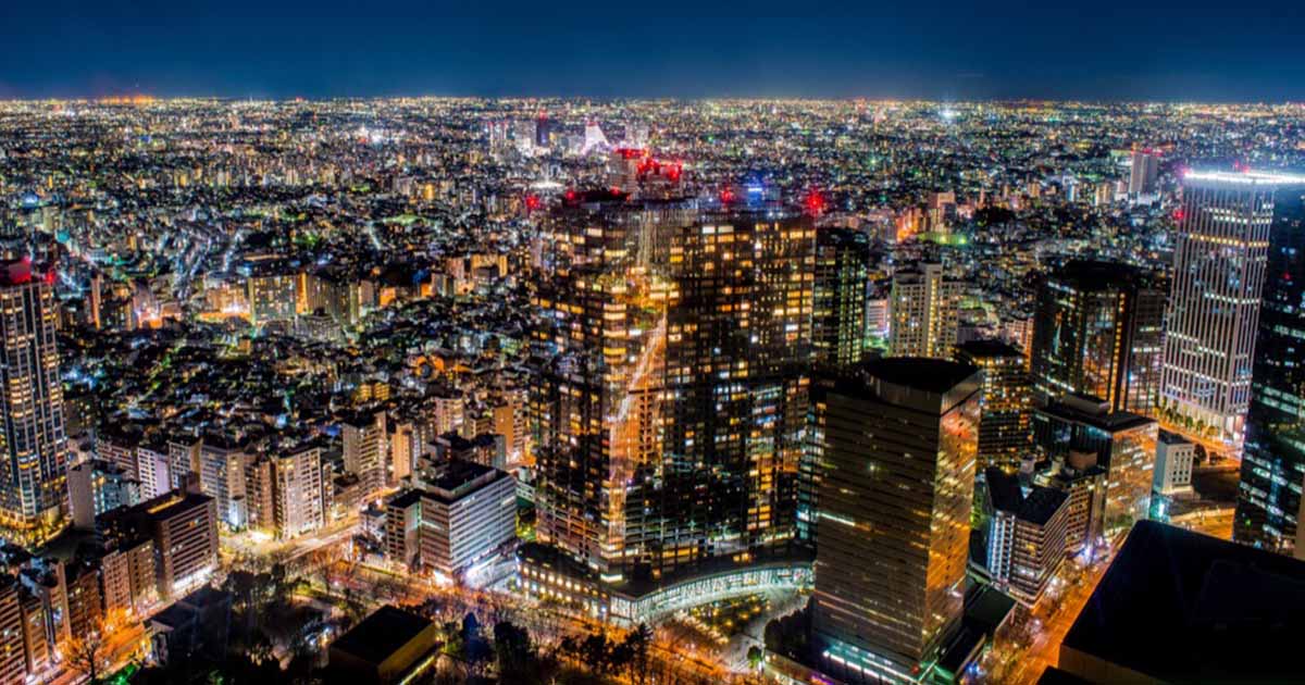 日本新宿都廳必訪 免費看超讚百萬夜景 對面大樓裡為什麼會有兔女郎